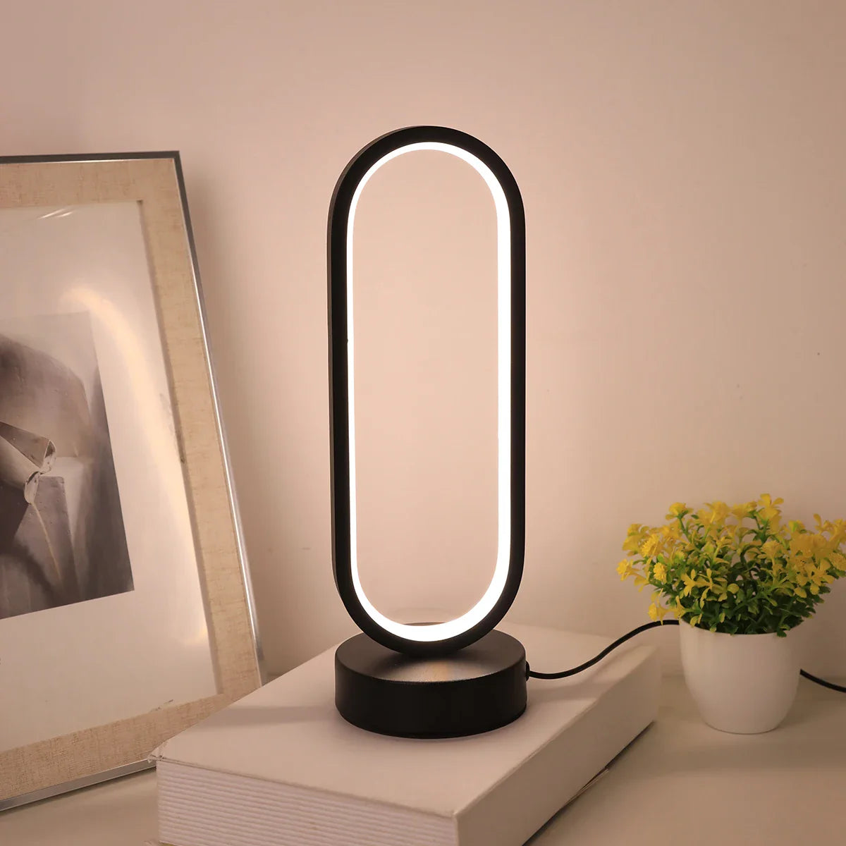 Luminária de Mesa Minimalista LED – Design Moderno e Elegante